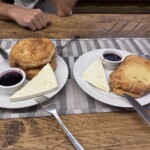 Mekizi (links) und Filiyki mit Schafskäse und frischen Heidelbeeren