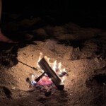 Kleines Lagerfeuer am Strand