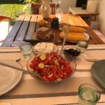 Leckerer Salat mit Tomaten aus dem Garten